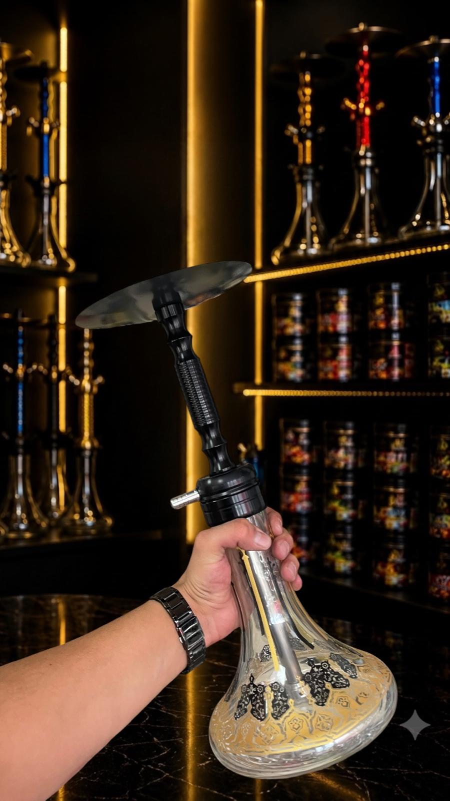 Altın desenli şeffaf cam gövdeli, siyah şaftlı nargile takımı